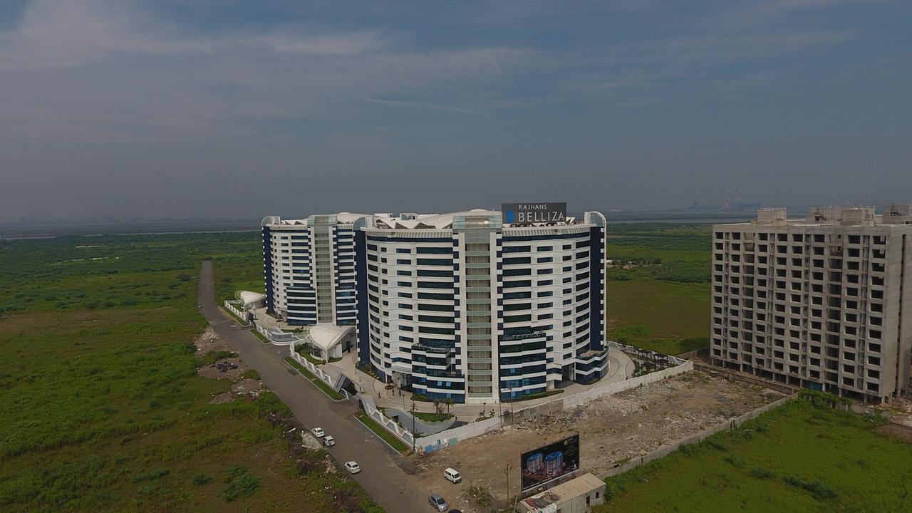 Rajhans Belliza Service Apartment سورات المظهر الخارجي الصورة