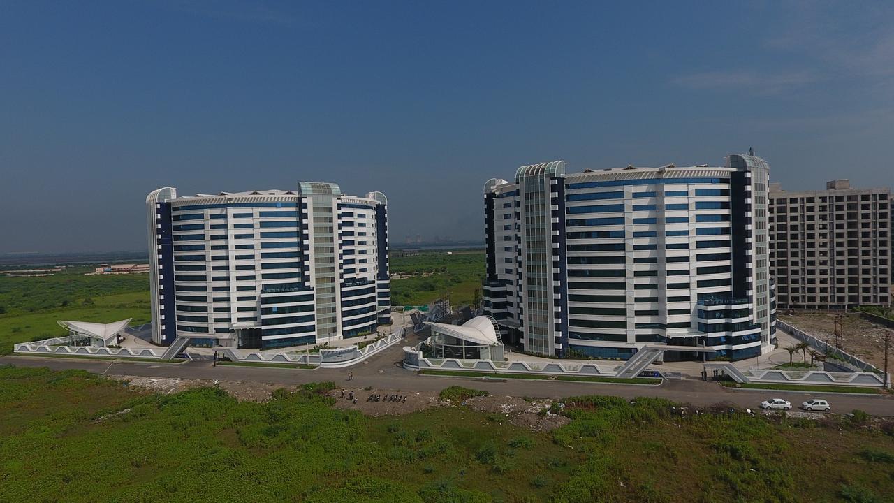 Rajhans Belliza Service Apartment سورات المظهر الخارجي الصورة